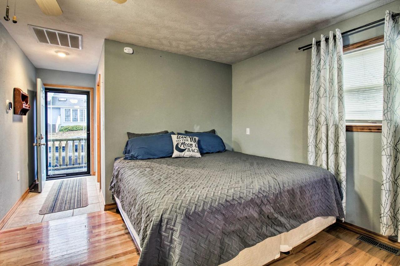 Escape With Kitchen, Half Mile To Apartment *