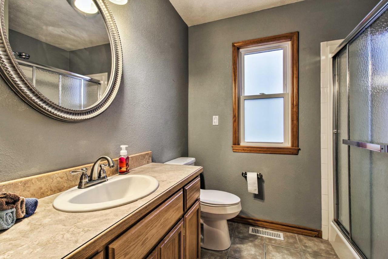 Escape With Kitchen, Half Mile To Apartment *